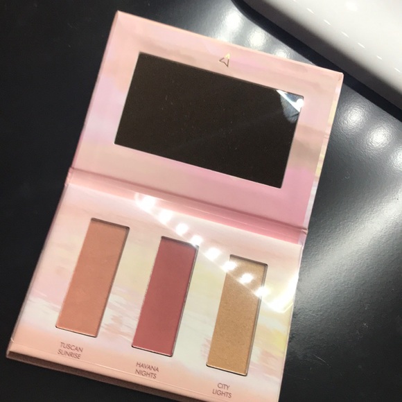 Dusk to dawn blush and hug lighter palette - Picture 4 of 6